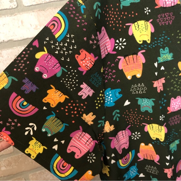 NWT Zoe + Chloe Army Green Frog and Rainbow pattern short sleeve scrub top - Picture 2 of 15